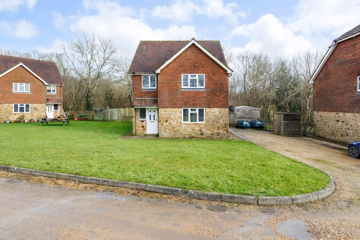 House Dewlands Hill in Wealden