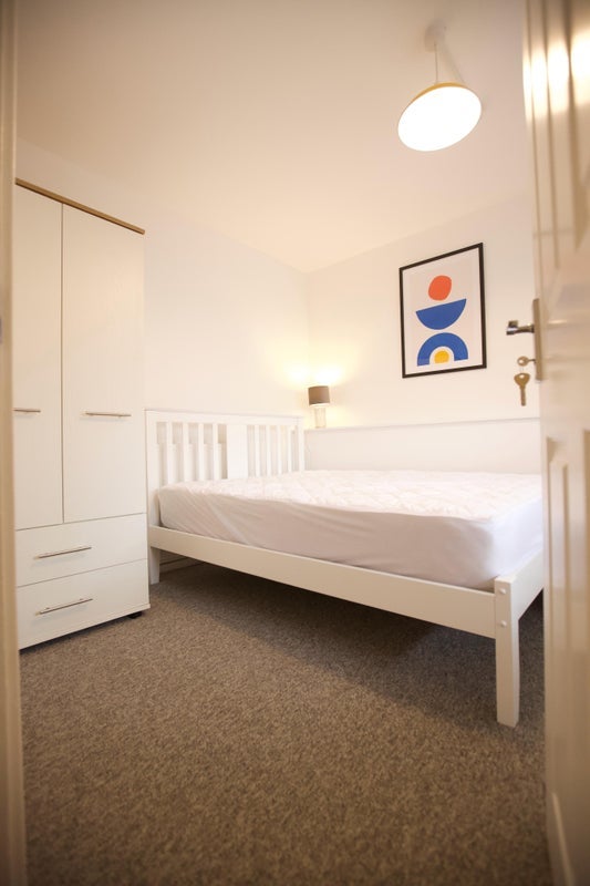 Room Crowndale Road in Greater London