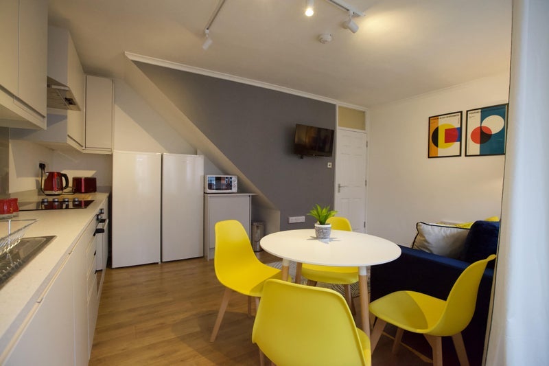 Room Crowndale Road in Greater London