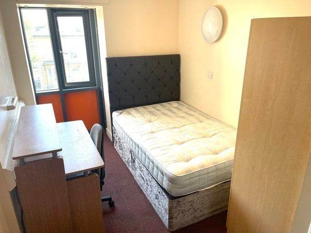 Room Claremont in Bradford