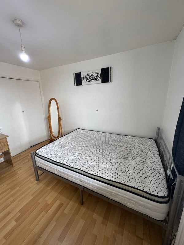 Room Park Road in Greater London