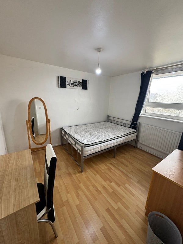 Room Park Road in Greater London