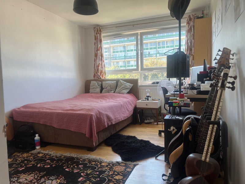 Room Carnoustie Drive in Greater London