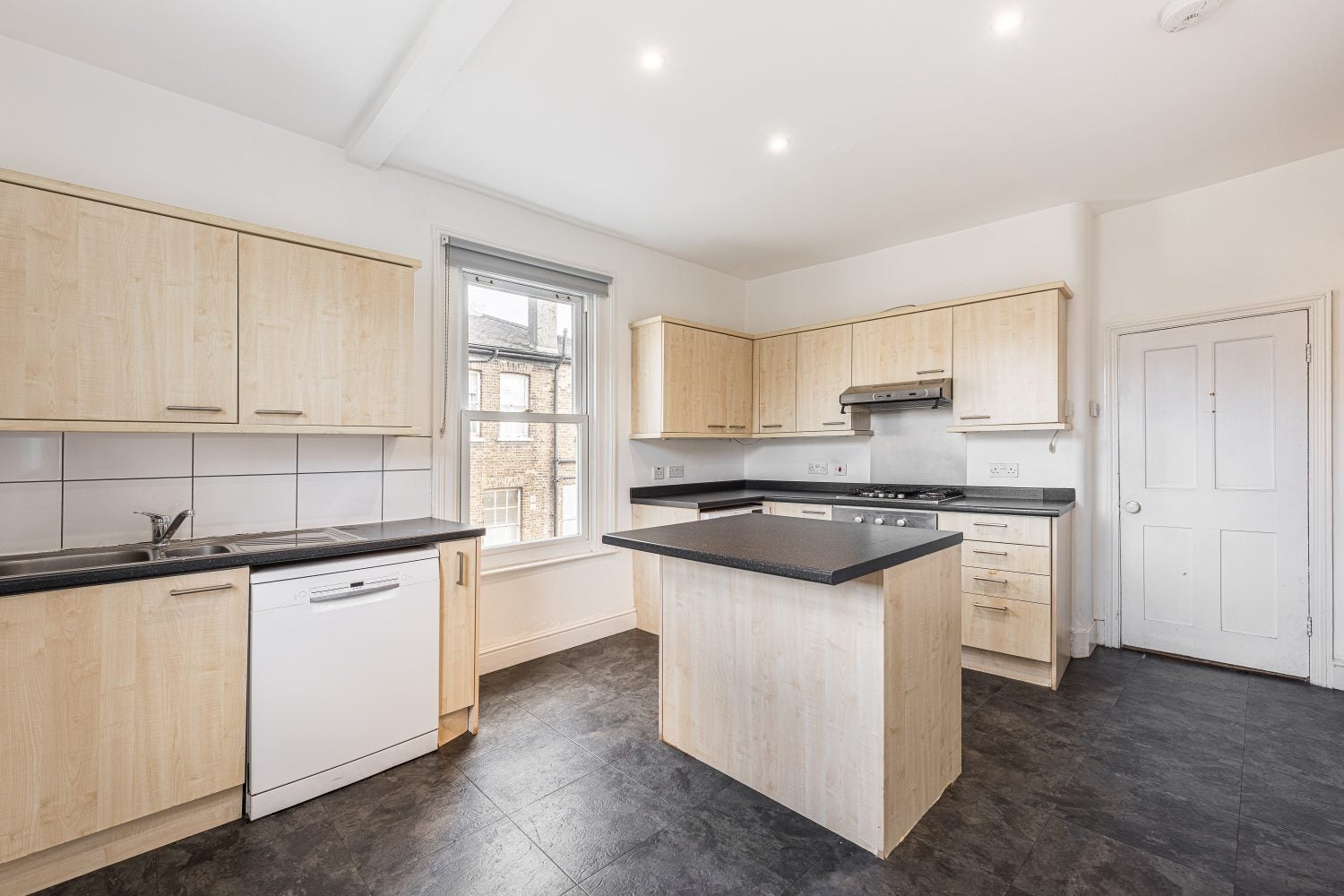 Flat Anhalt Road in Greater London