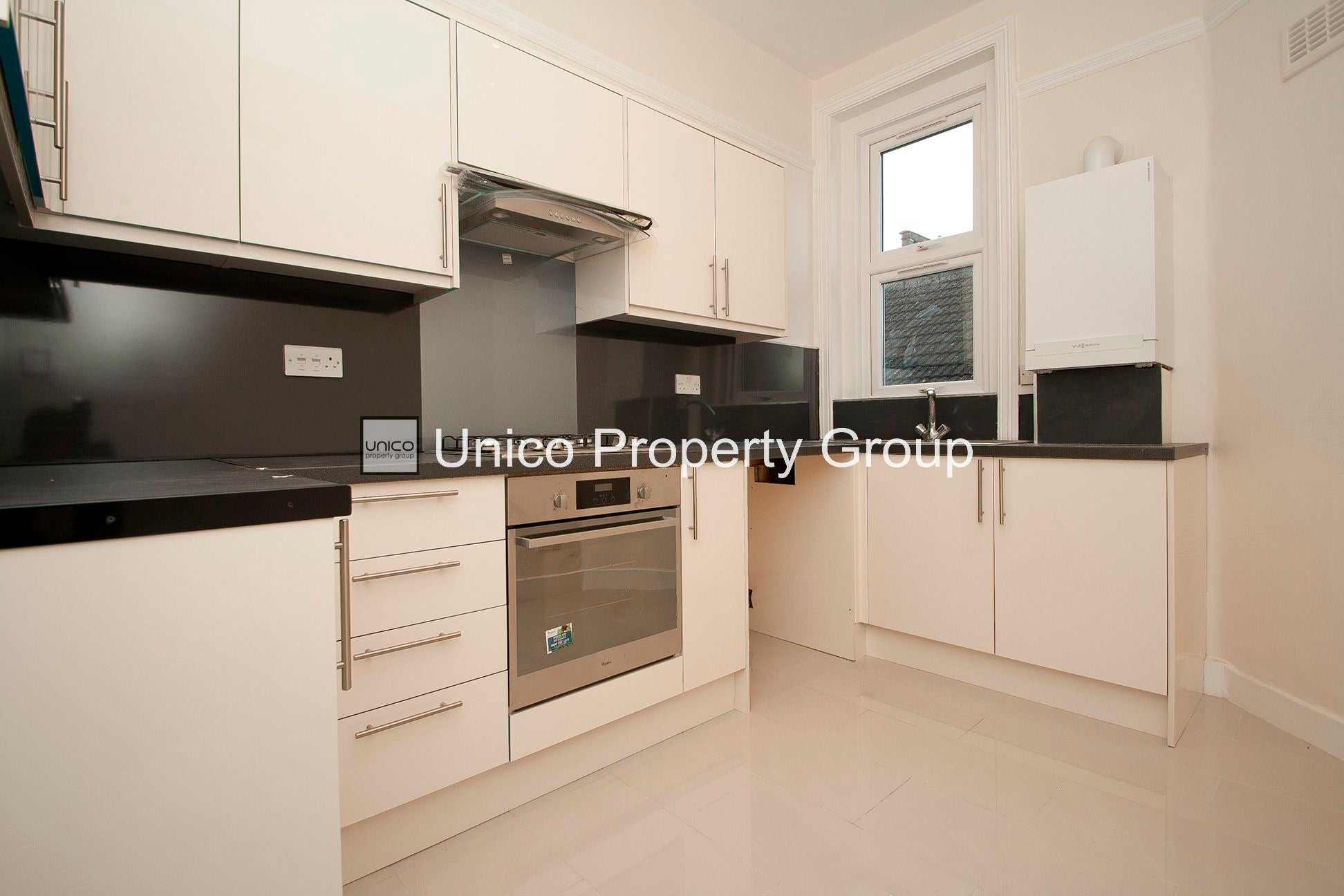 Flat Hermon Hill in Greater London
