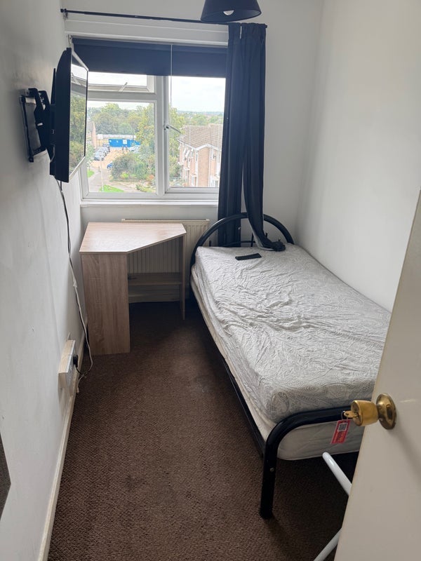 Room Wheatfield Way in Chelmsford