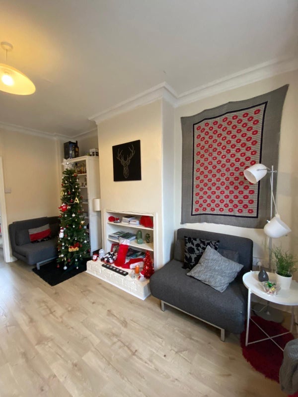 Room Cowick Road in Greater London