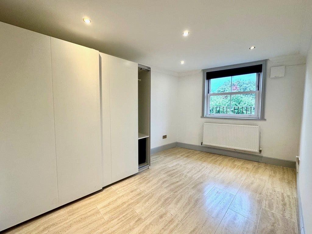 Flat Lavender Hill in Greater London