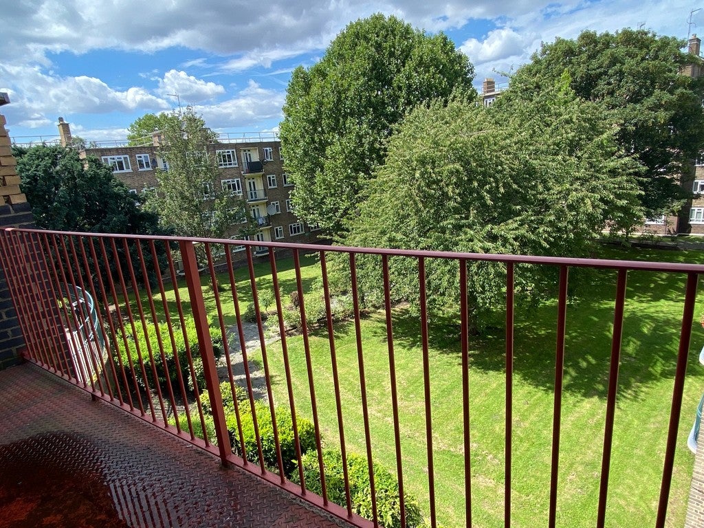 Flat Lavender Hill in Greater London