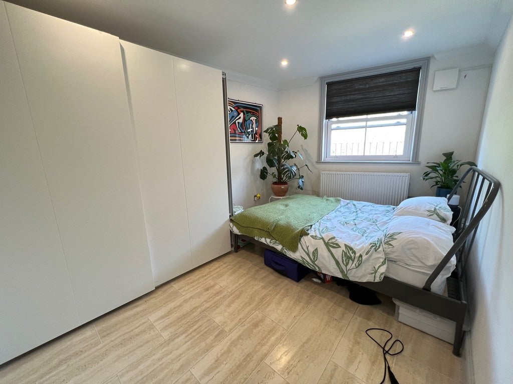 Flat Lavender Hill in Greater London