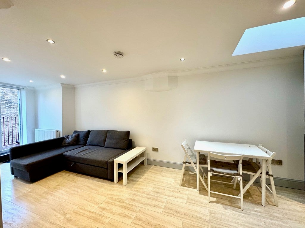 Flat Lavender Hill in Greater London