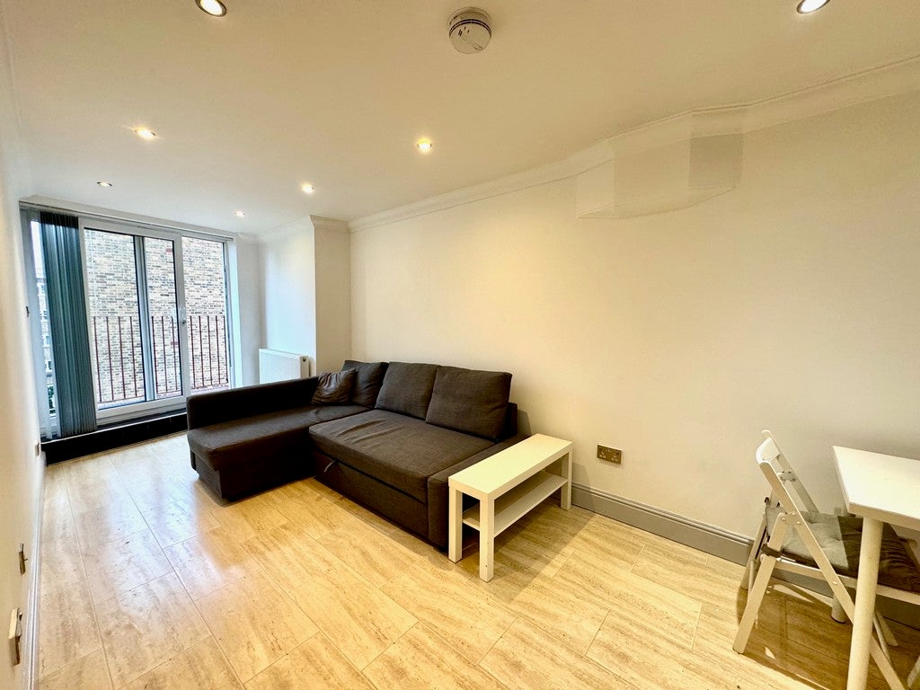 Flat Lavender Hill in Greater London