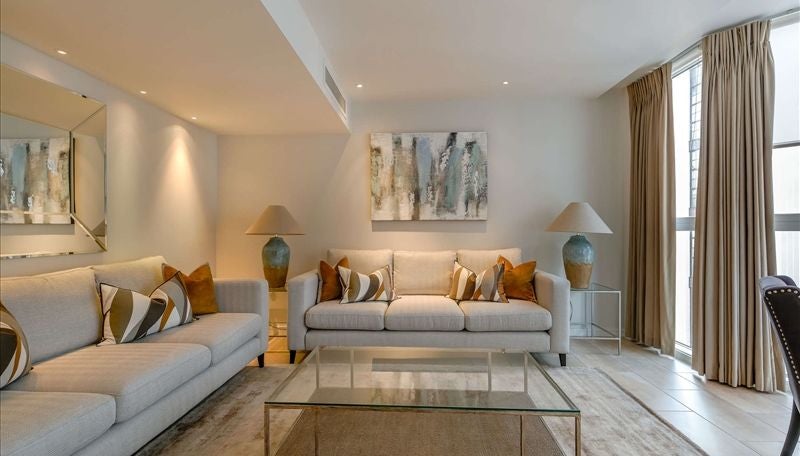Flat Kensington High Street in Greater London