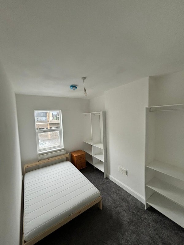 Flat Mitcham Road in London