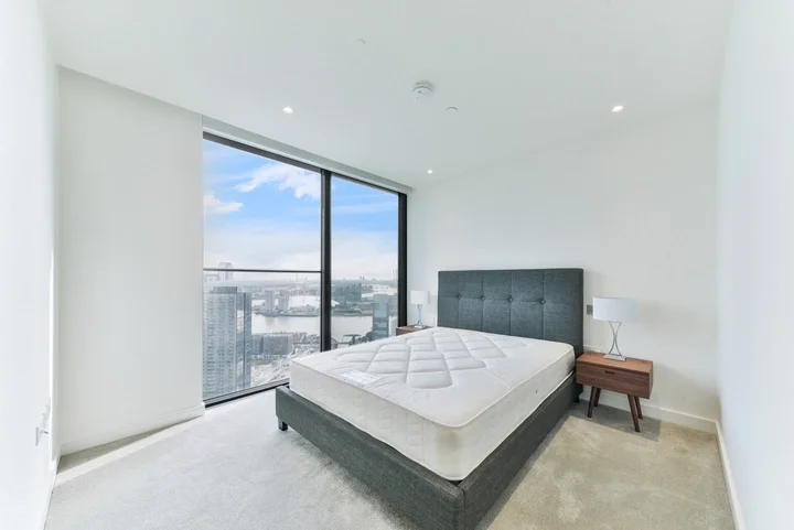 Flat South Quay Square in Greater London