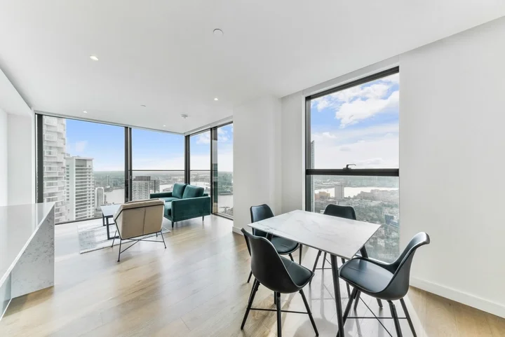 Flat South Quay Square in Greater London
