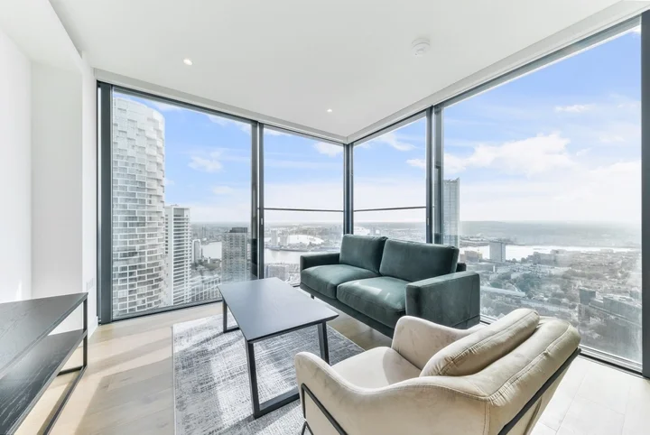 Flat South Quay Square in Greater London