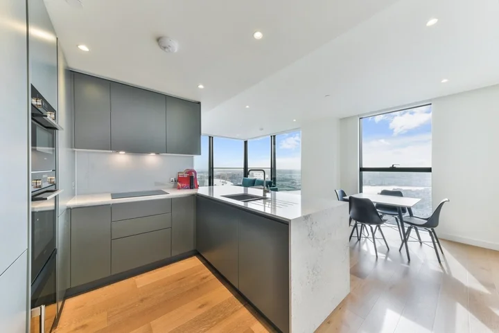 Flat South Quay Square in Greater London