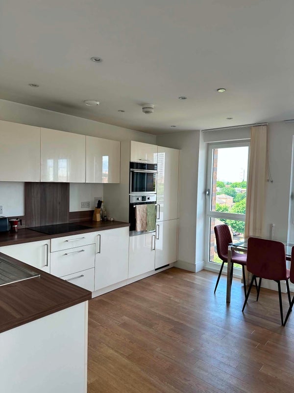 Room Hannaford Walk in Greater London