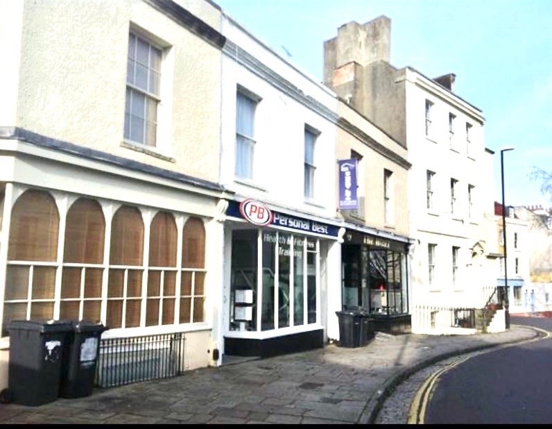 Flat Clifton Road in Bristol
