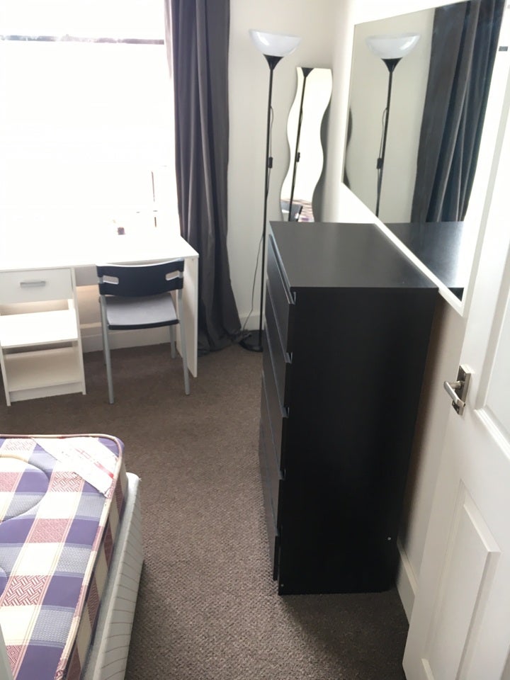 Flat Clifton Road in Bristol