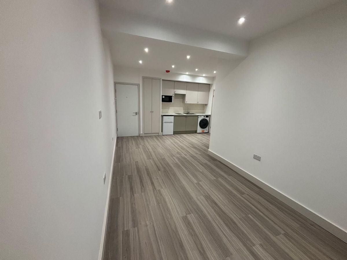 Flat Ballards Lane in Greater London