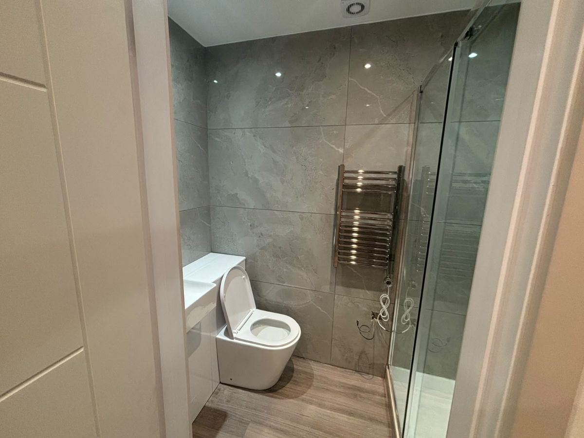 Flat Ballards Lane in Greater London