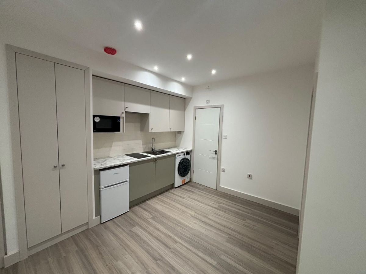 Flat Ballards Lane in Greater London
