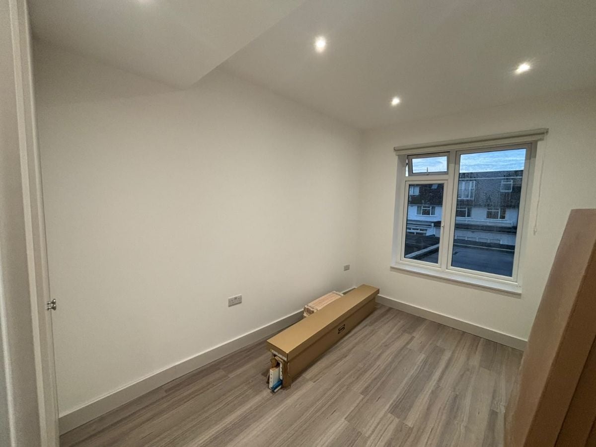 Flat Ballards Lane in Greater London