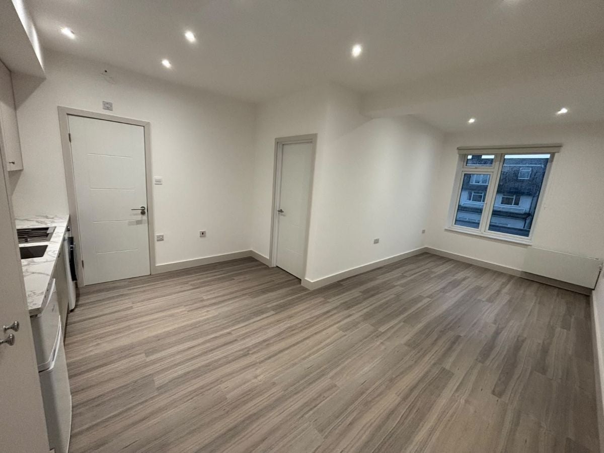 Flat Ballards Lane in Greater London