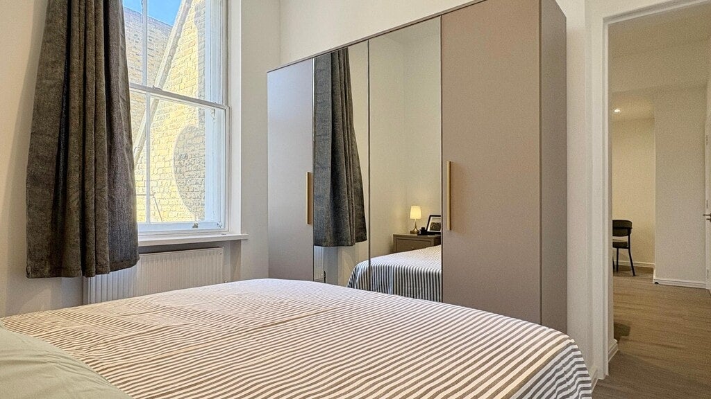 Flat Earl's Court Road in Greater London