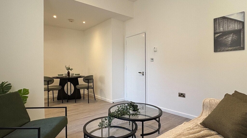 Flat Earl's Court Road in Greater London