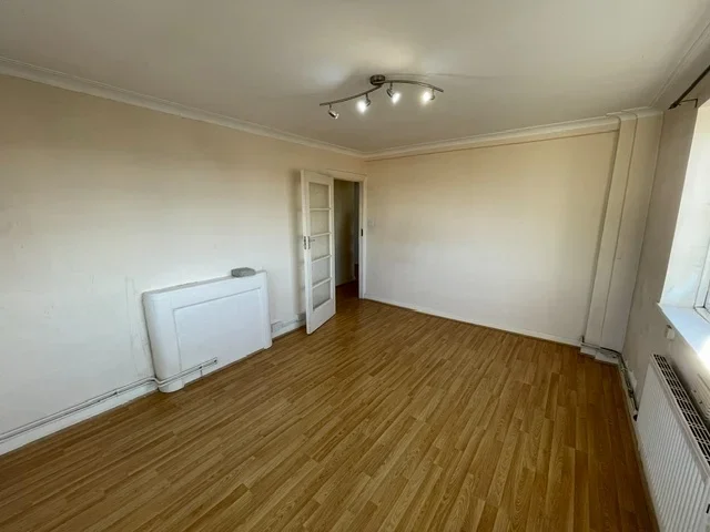 Flat Ashford Road in Greater London