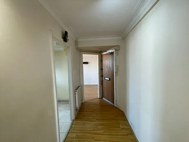 Flat Ashford Road in Greater London
