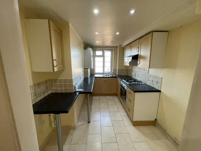 Flat Ashford Road in Greater London