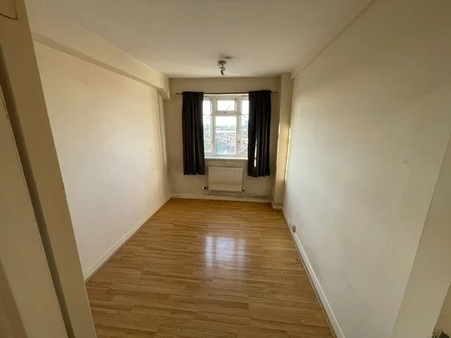 Flat Ashford Road in Greater London