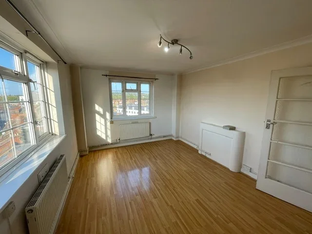 Flat Ashford Road in Greater London