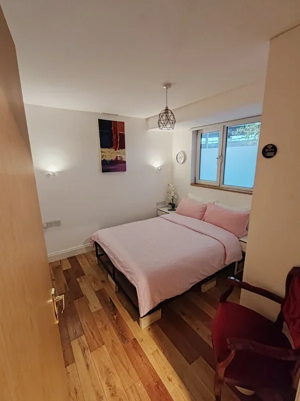 Room Darfield Way in Greater London