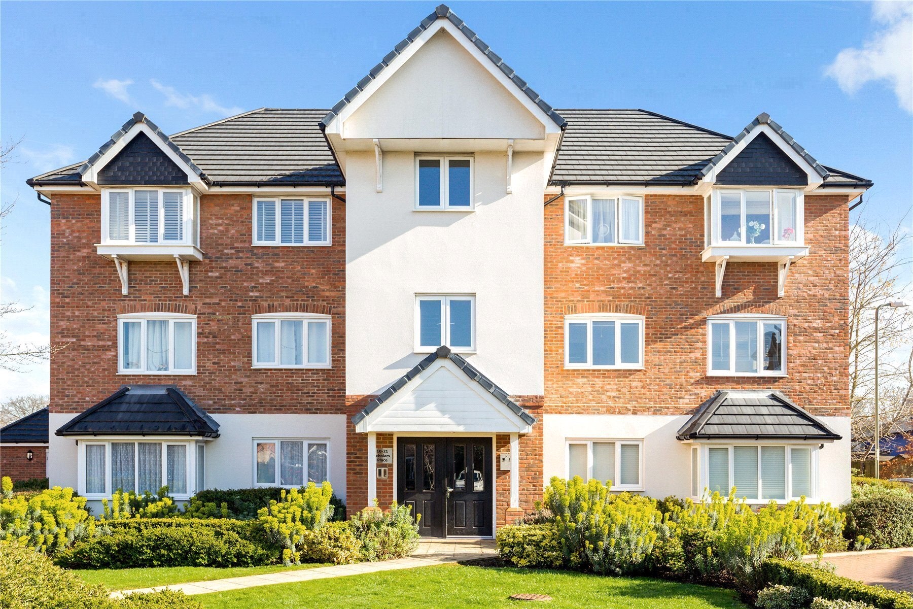 Flat Scholars Place in Walton-on-Thames