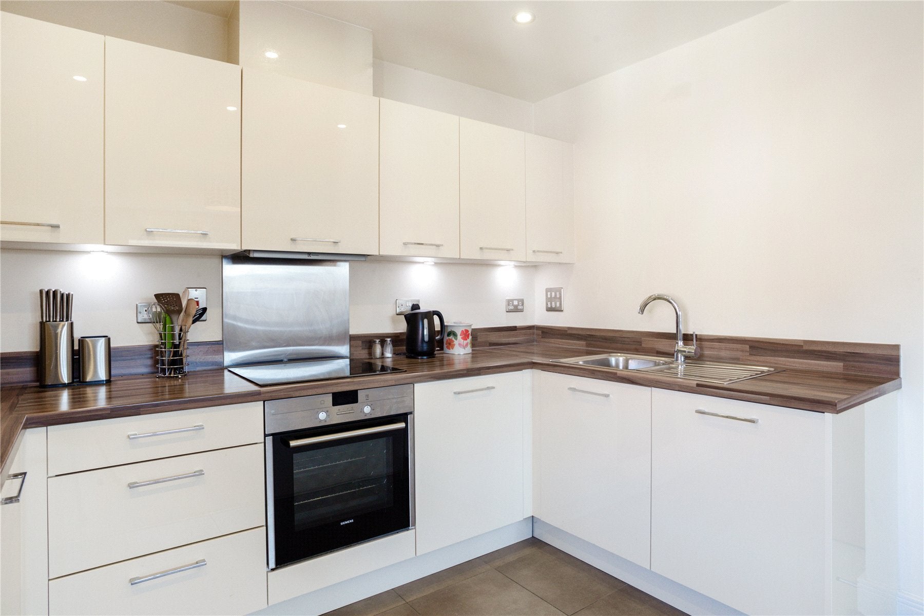 Flat Scholars Place in Walton-on-Thames