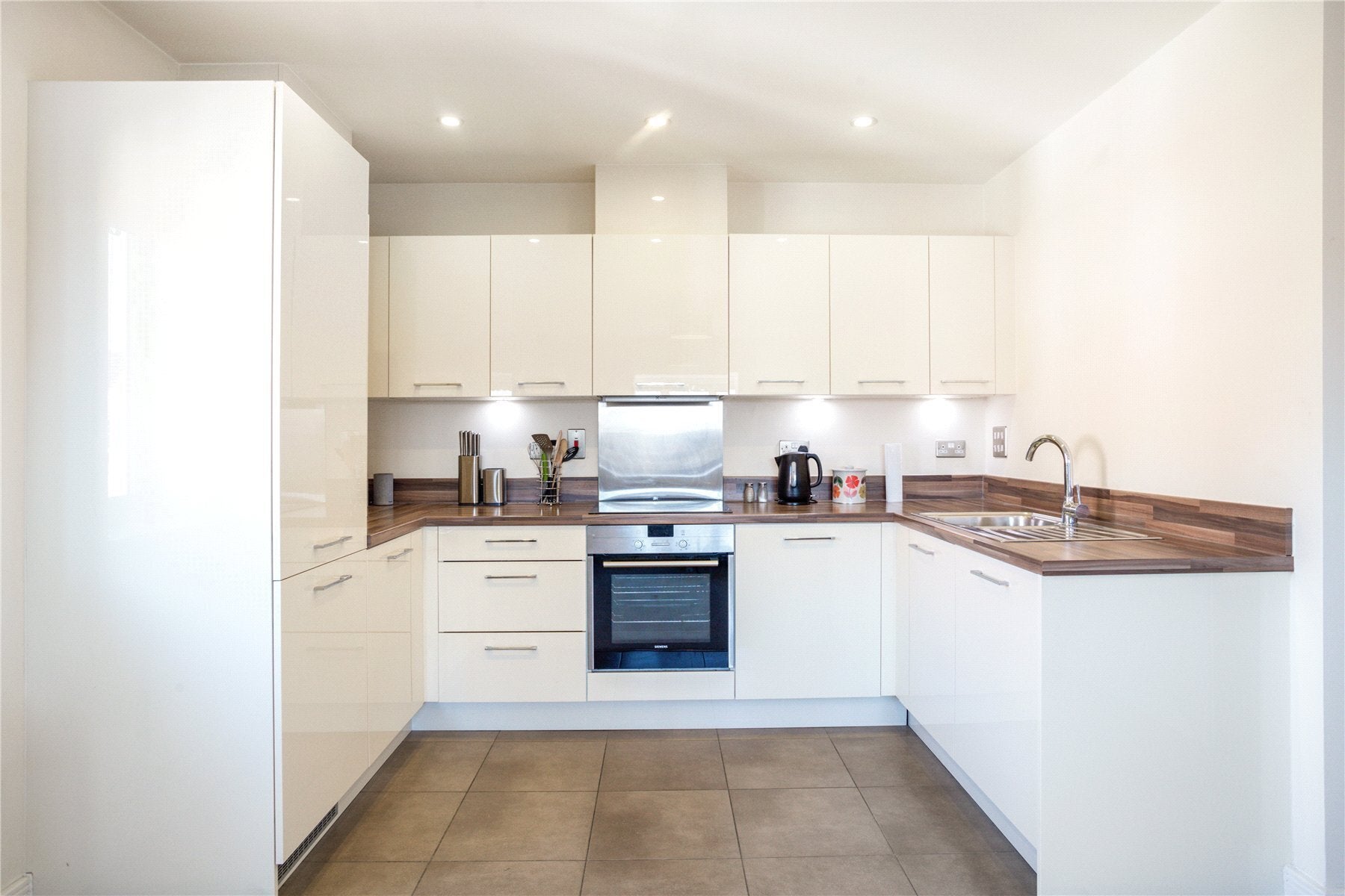 Flat Scholars Place in Walton-on-Thames