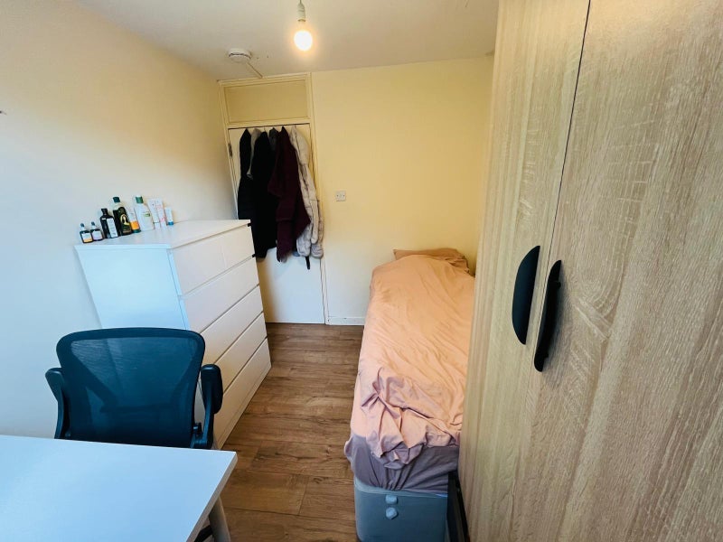Room Clearwell Drive in City of Westminster