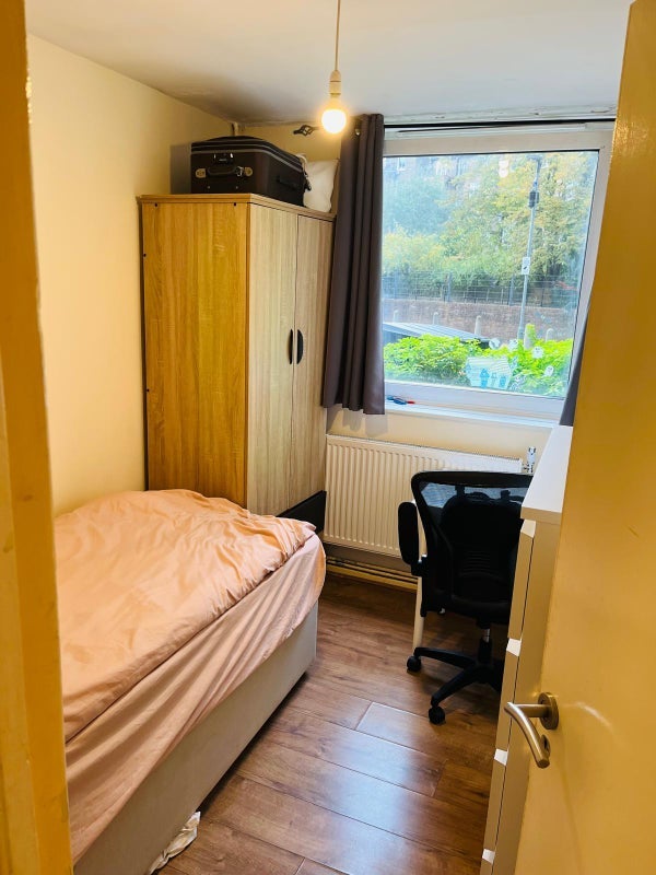 Room Clearwell Drive in City of Westminster