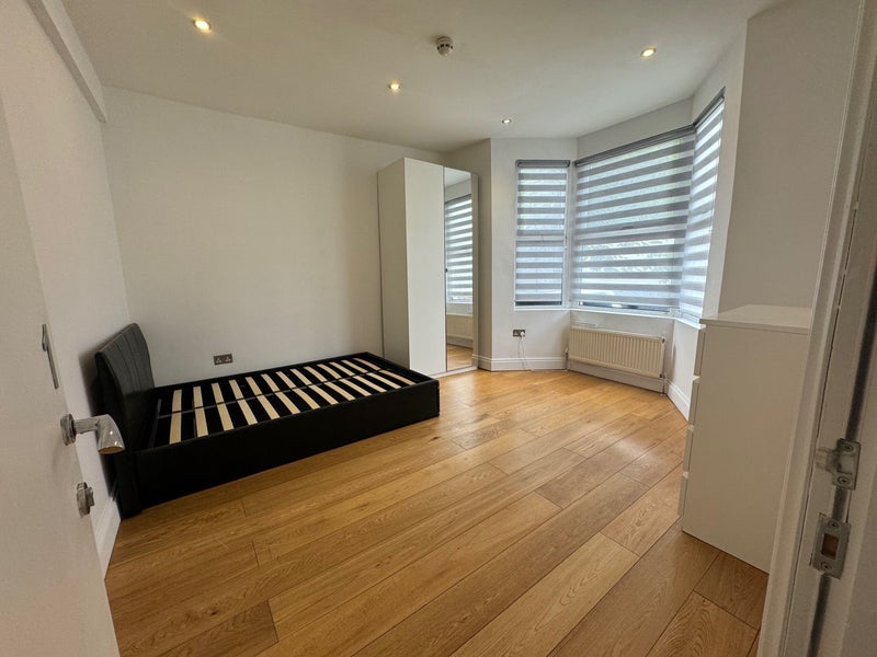Room Lowden Road in Greater London