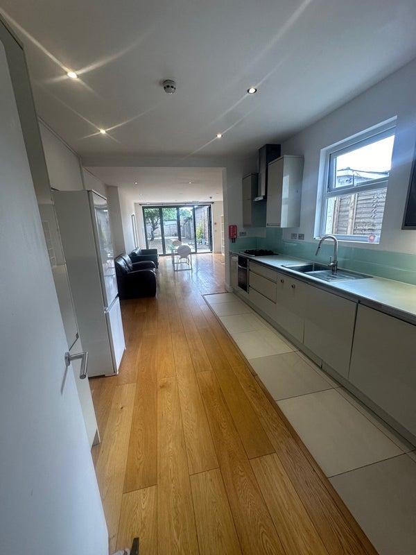 Room Lowden Road in Greater London