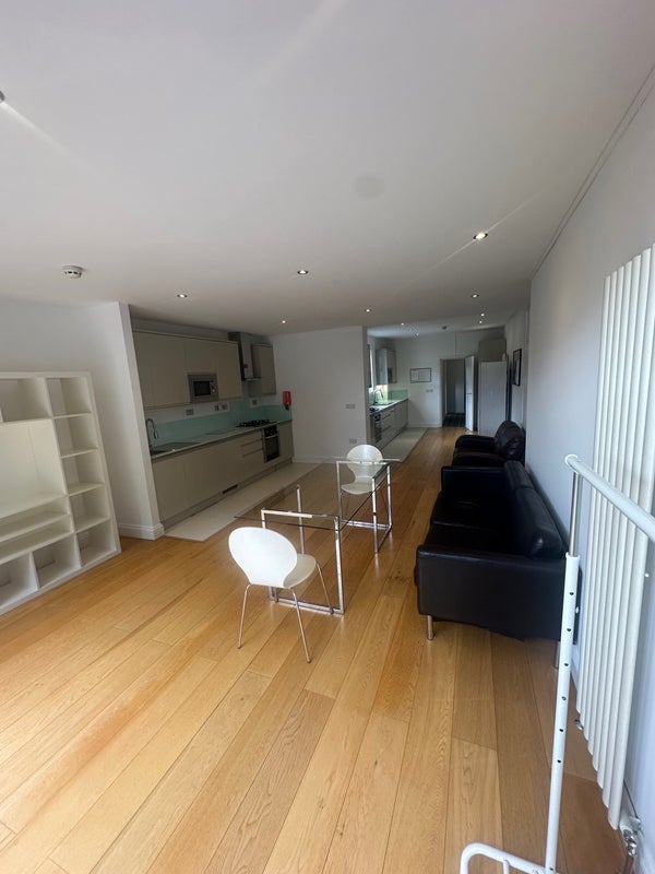 Room Lowden Road in Greater London