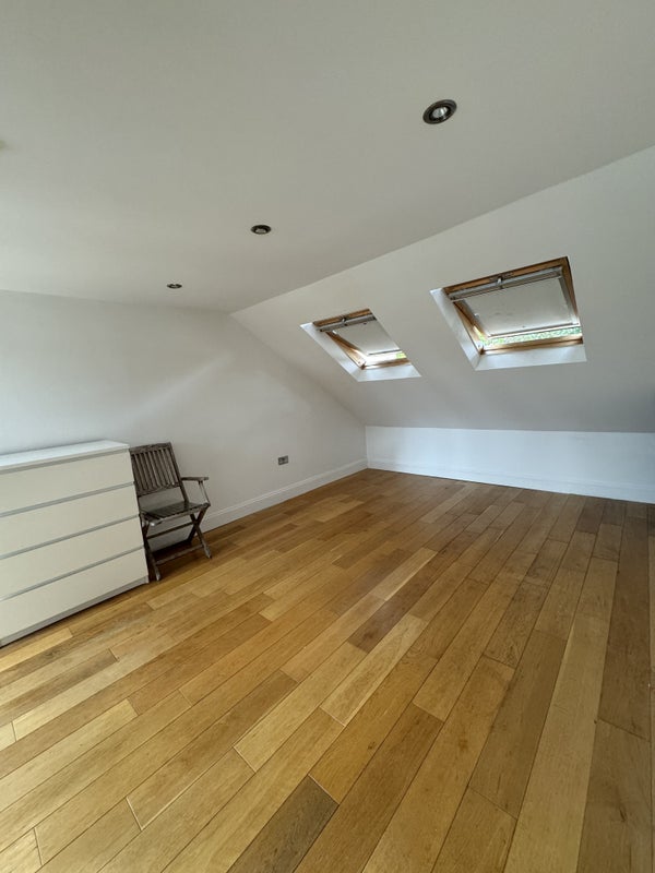 Room Lowden Road in Greater London