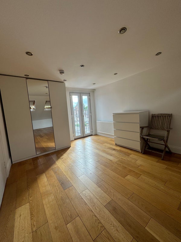 Room Lowden Road in Greater London