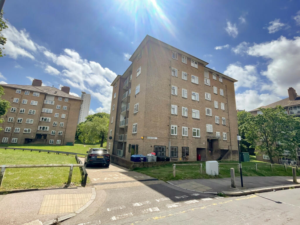 Flat Belson Road in Greater London