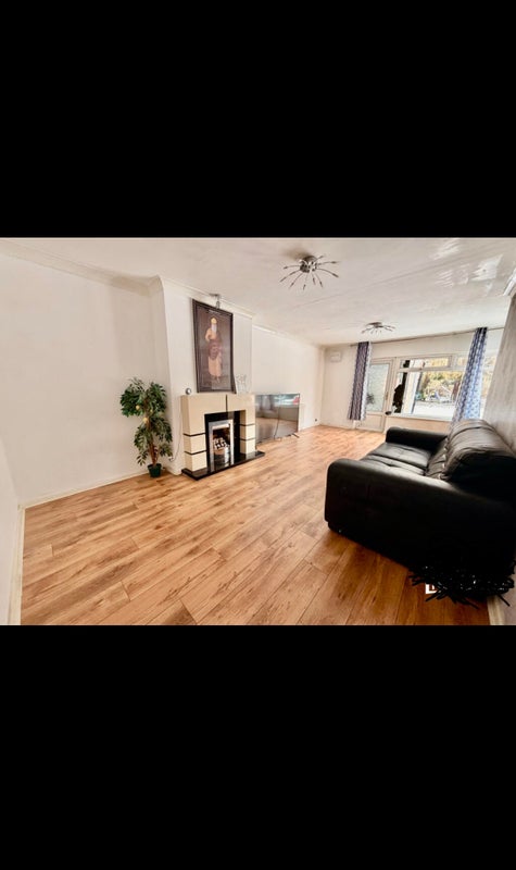 House Pear Tree Road in Sandwell